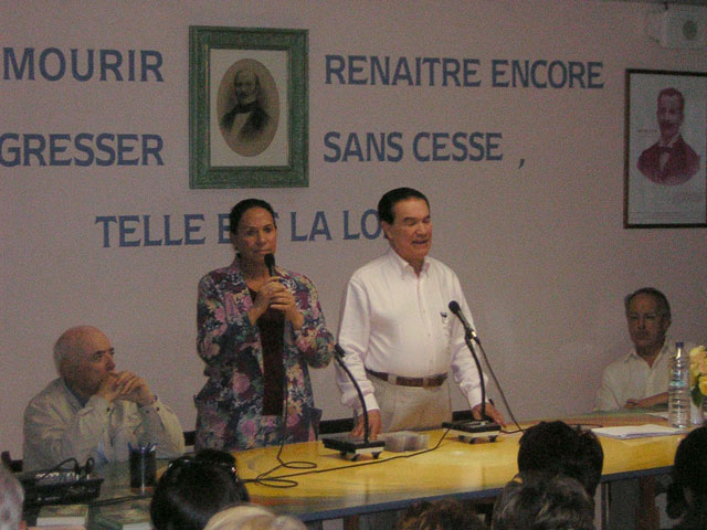 Claudia Bonmartin du CESAK de Paris est à la traduction de cette conférence. A gauche Roger Perez; président de l'Union spirite française et francophone.  A droite Gilles Fernadez; président de centre spirite Lyonnais Allan Kardec de Bron.