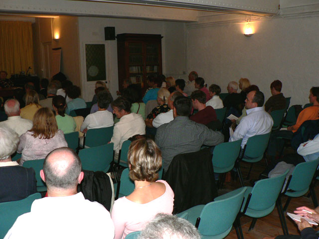 Un public parsemé pour cette conférence qui se tient en plein Lyon à la salle Jeanne d'arc ( place des Terreaux )