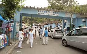  l’entrée de la maison du frère Luiz