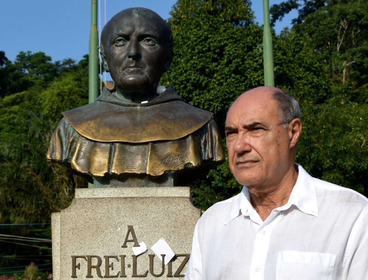  le docteur Paulo Cesar Fructuoso et la statue du frère Luiz