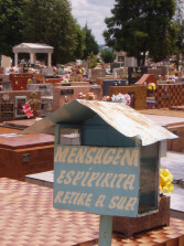  Boite aux lettres dans le cimetière où est enterré Chico
