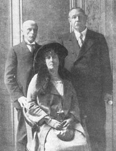  Sir Conan Doyle, son épouse et Jean Meyer